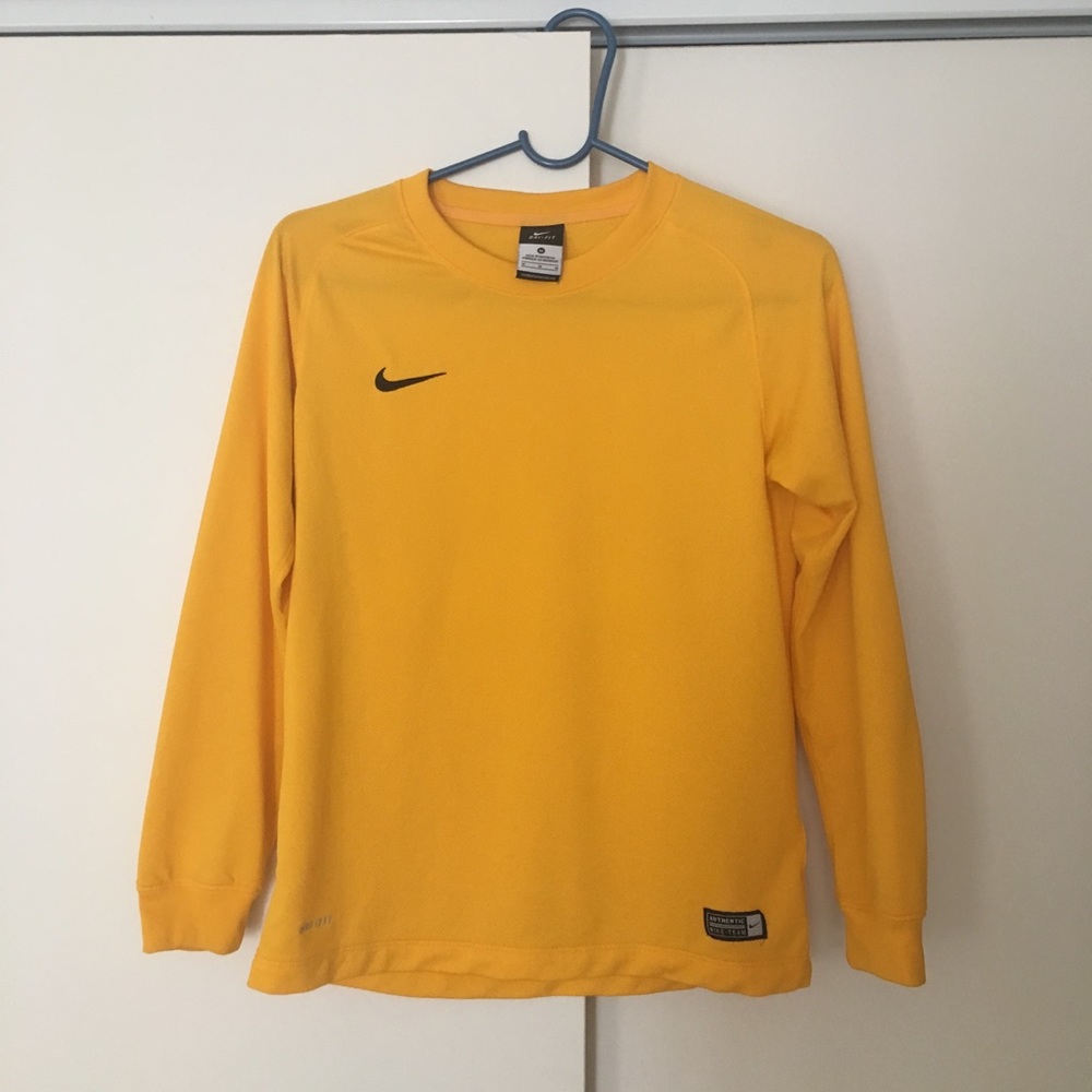 Mustard yellow nike long sleeve tee😍